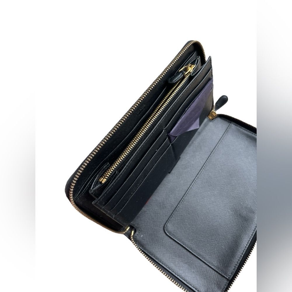 Prada Black Saffiano Leather Wallet Classic Luxury Piece - Picture 2 of 11